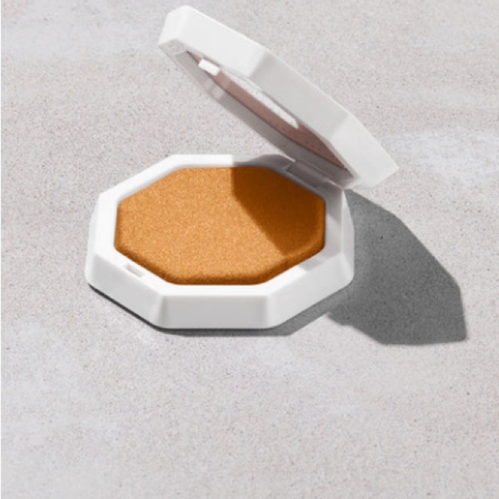 FENTY BEAUTY DEMI GLOW LIGHT DIFFUSING HIGHLIGHTER IN RICH HUNNIE